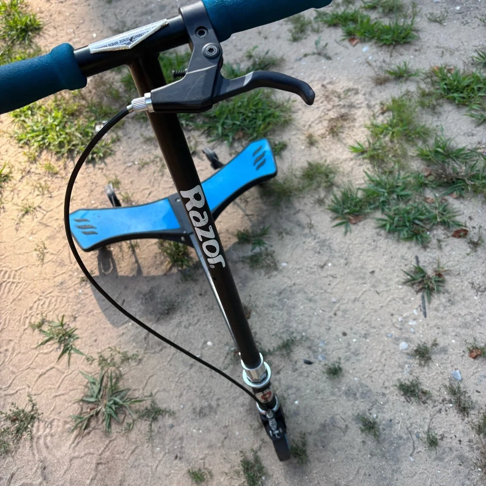 Razor powerwing caster scooter